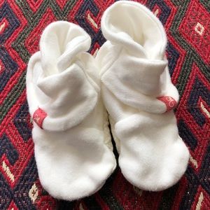 Goumi Kids Stay On Baby Booties, cream color, 3-6 mo size